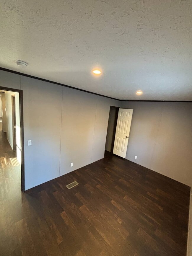 Building Photo - 3150 Plateau Dr