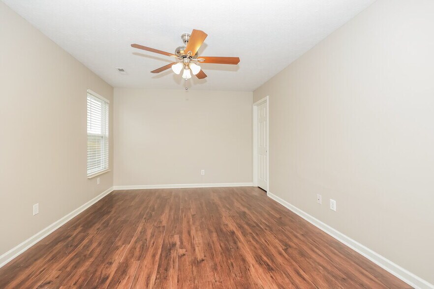 Building Photo - 909 Grand Oak Dr