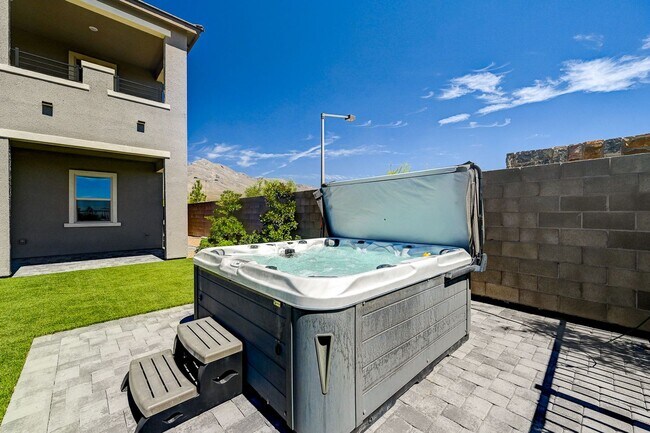 Building Photo - Stunning Fully Furnished 5-Bedroom Home in...
