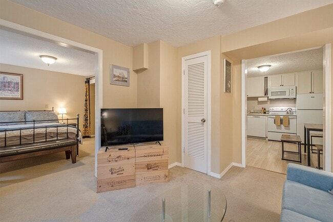 Building Photo - Studio style one bedroom in SW with all Ut...