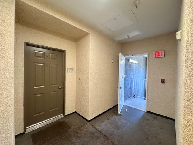 Building Photo - Upgraded 1BD/1BA Condo in Gated Temecula C...