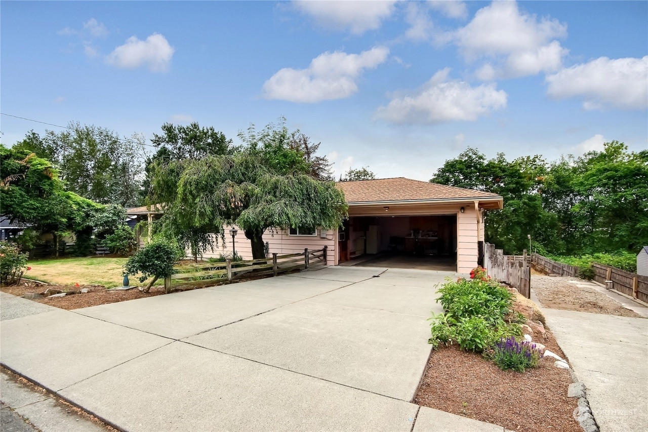 Garage & RV Parking - 3527 Shattuck Ave S