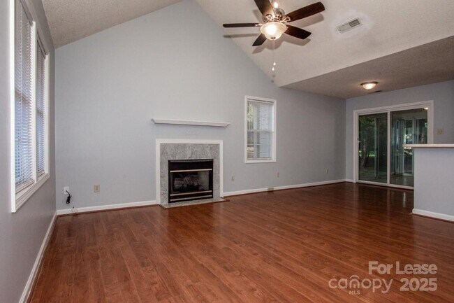 Building Photo - 408 Lytton St