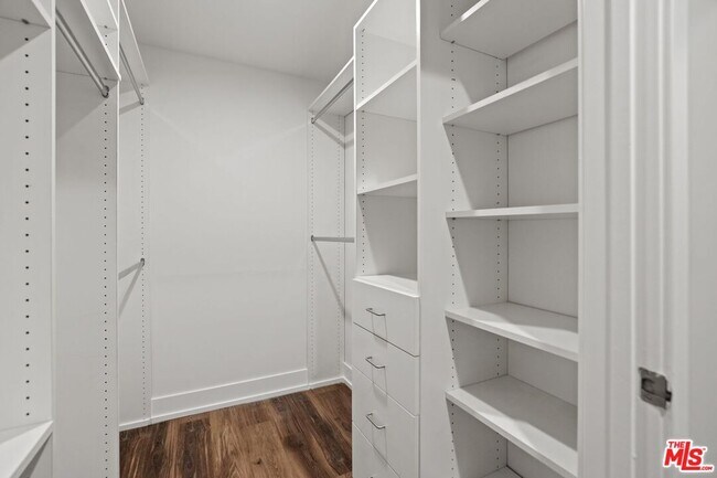 Building Photo - 838 N Hudson Ave