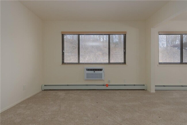 Building Photo - 8 E Lawrence Park Dr