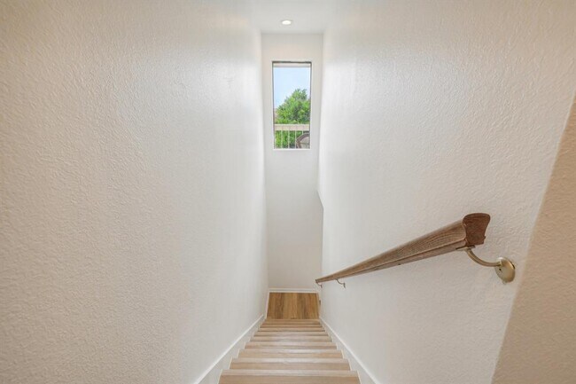 Building Photo - 2201 Lakeway Blvd