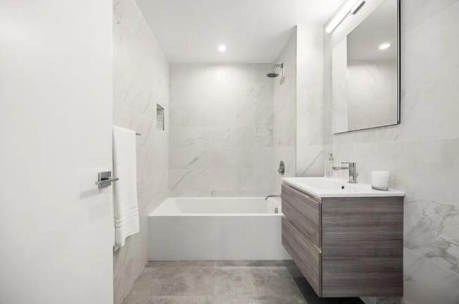 Building Photo - 2 bedroom in LONG ISLAND CITY NY 11101