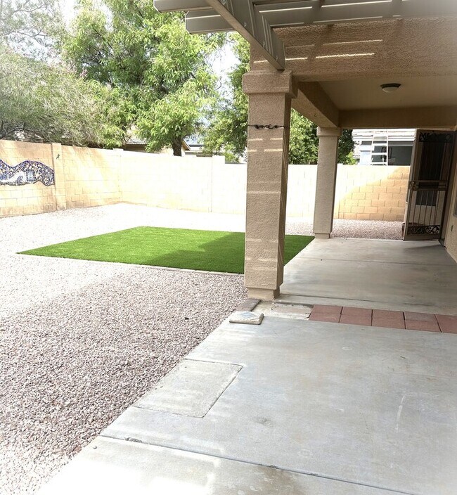 Building Photo - Stunning 3-bedroom 2 bath with SOLAR