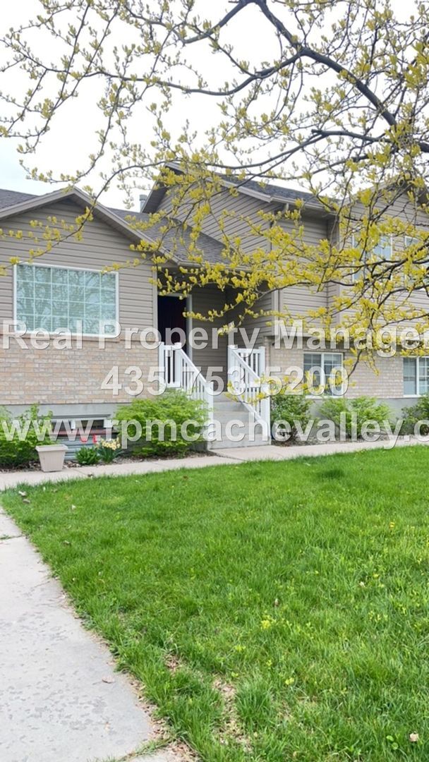 Building Photo - A Fantastic, Pet Friendly, 5 Bedroom, 3 Ba...