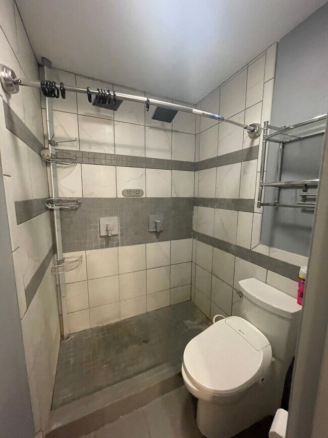 Building Photo - This spacious 3-bedroom, 2-bathroom apartment