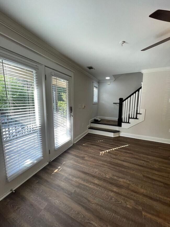 Building Photo - Three Bedroom Townhouse Available!