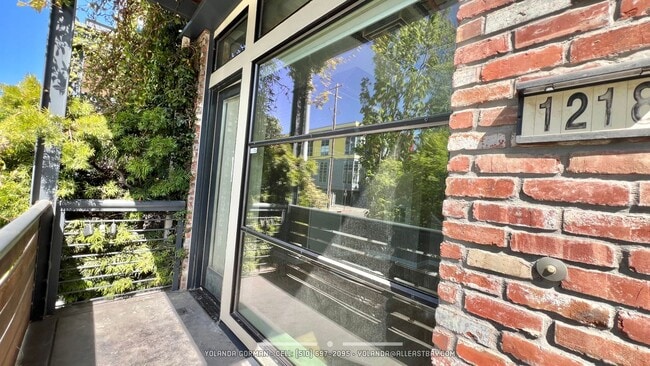 Building Photo - Stylish and modern loft-like 2 bedroom 2.5 bath condo in an urban oasis!