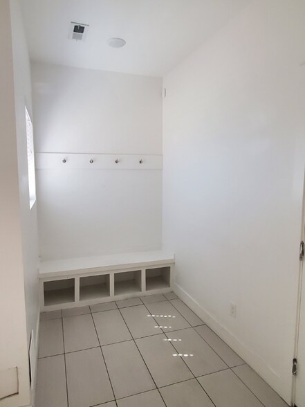 Building Photo - 2186 525 W