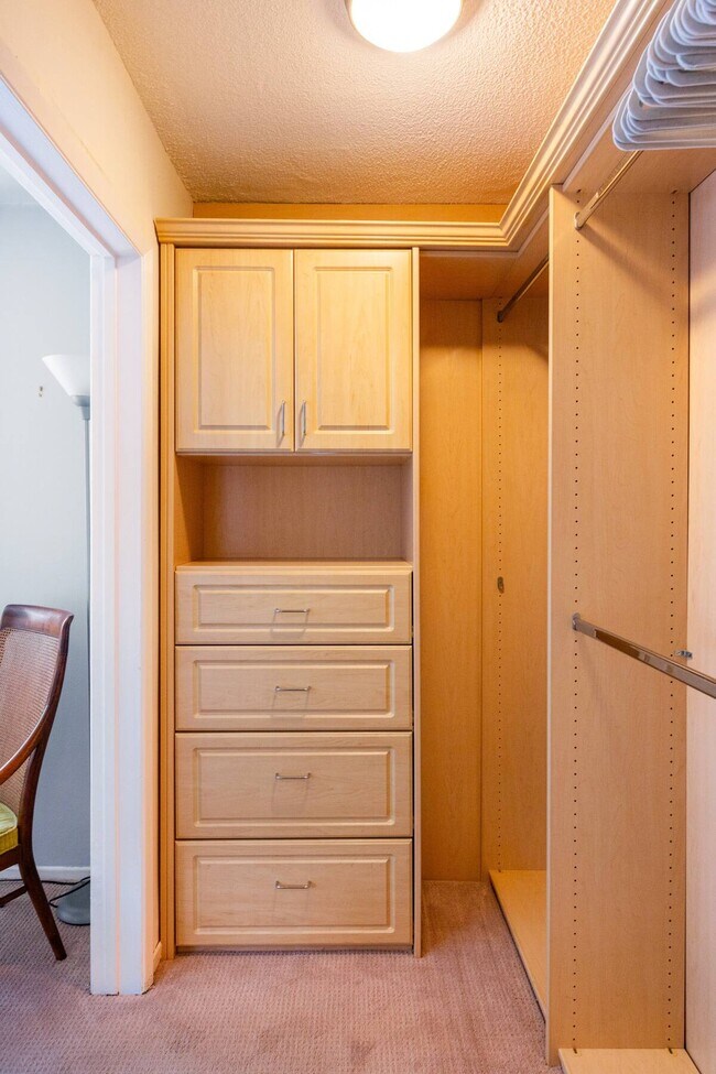 Building Photo - 960 Larrabee St