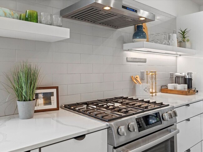Building Photo - Luxury 3-Bed, 3.5-Bath Denver Home with Ro...