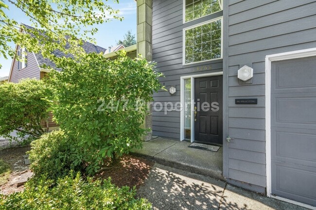 Building Photo - Inviting 3 BD | 2.5 BA Home w/ Massive Bac...