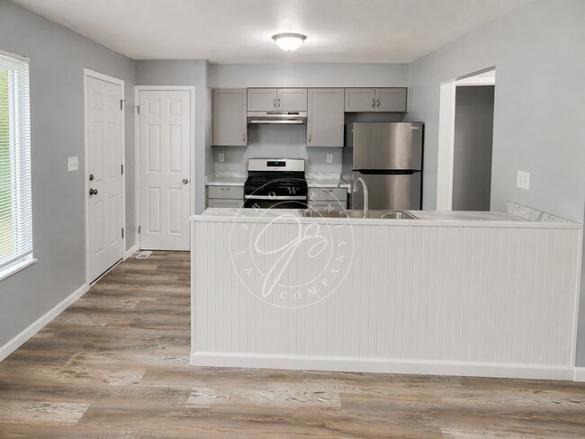 Building Photo - Fully updated like new inside! Central Air! Convenient location!