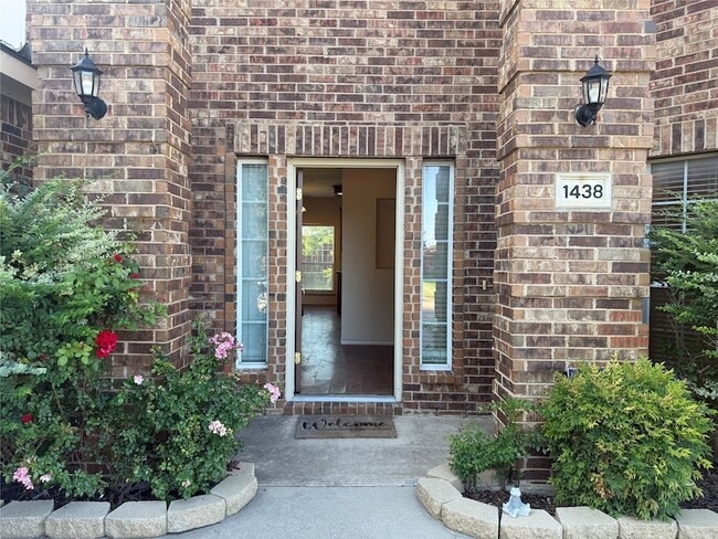 Building Photo - 1438 Kingsley Dr