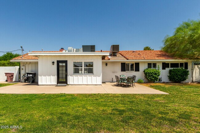 Building Photo - 6925 E Rancho Vista Dr