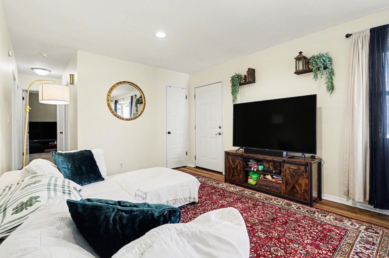 Building Photo - 133 W Hughes St