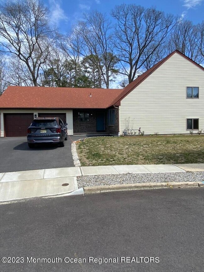 Building Photo - 13 Lawrence Dr