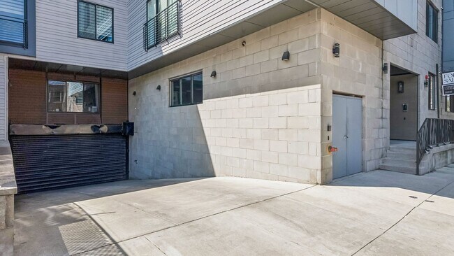 Building Photo - Luxury Fishtown Apartment With Parking!