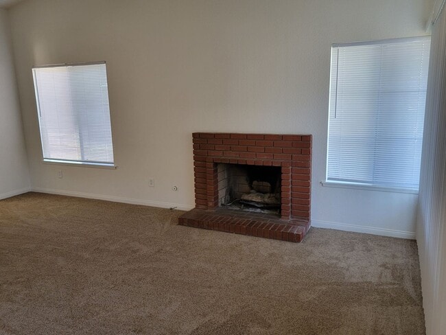 Building Photo - 3 Bedroom 1 3/4 Bath HOUSE with 2 car garage