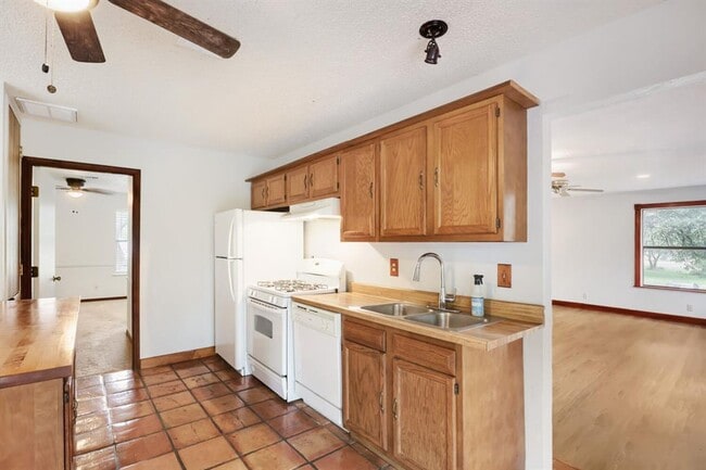 Building Photo - 16109 Awalt Dr