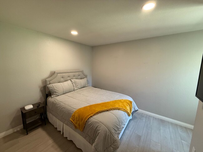 Building Photo - Well Maintained & Updated Home