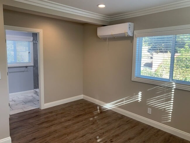Building Photo - Fully Updated Spacious Studio Above Garages in Pasadena!