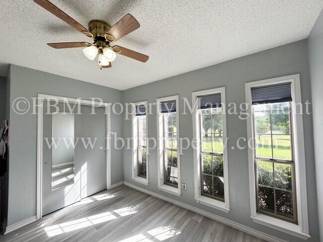 Building Photo - 654 S Falling Leaves Dr