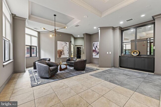 Building Photo - 2220 Fairfax Dr