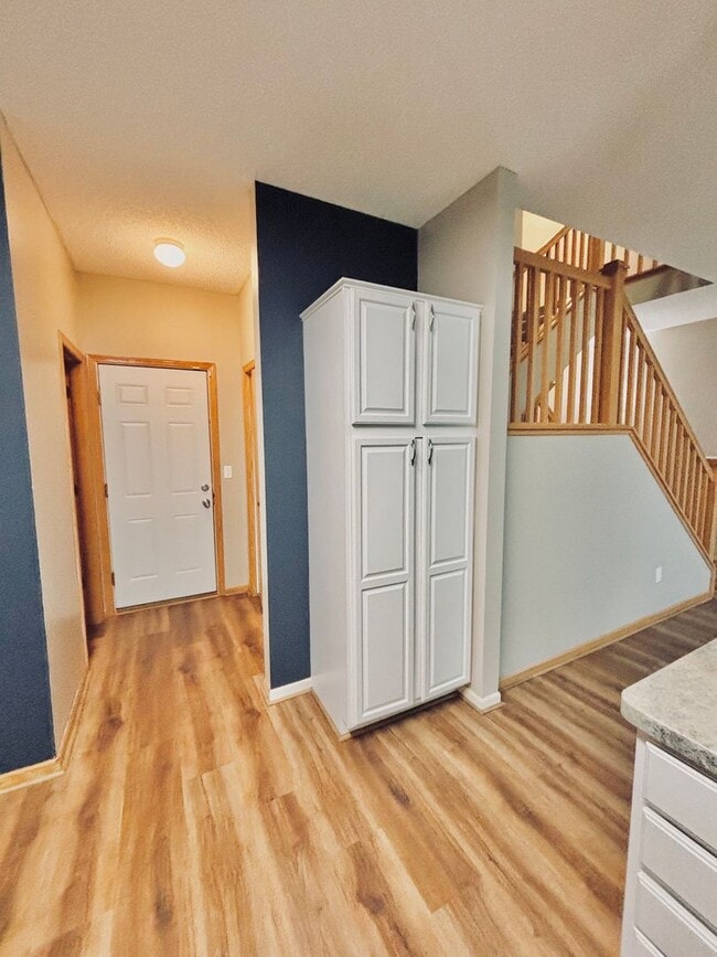 Building Photo - Gorgeous 3 Bedroom 4 Bath End Unit in Eagan