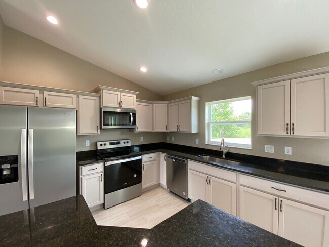 Building Photo - Marion Oaks - Welcome Home