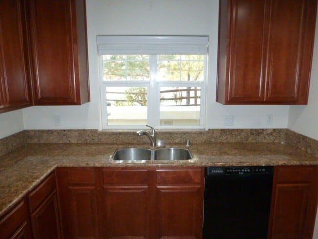Building Photo - Four Bedroom, Three Bath Home in Somersett