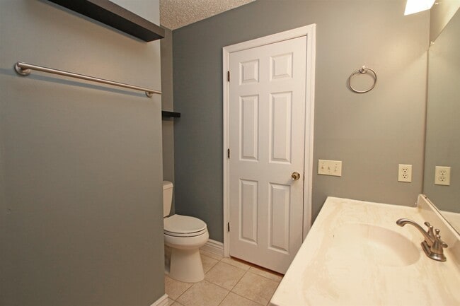 Building Photo - 1041 Oak View Ct