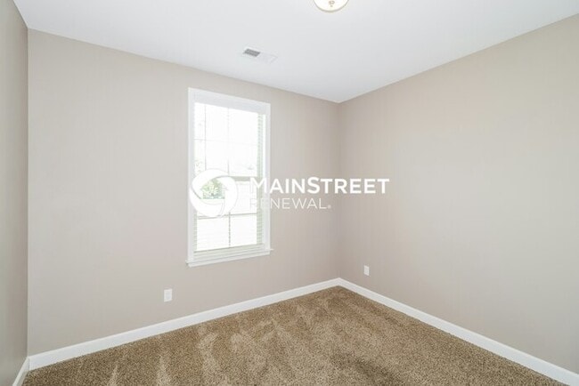 Building Photo - 5 Bedroom Pet-Friendly Home in Oakland, TN with Main Street Renewal
