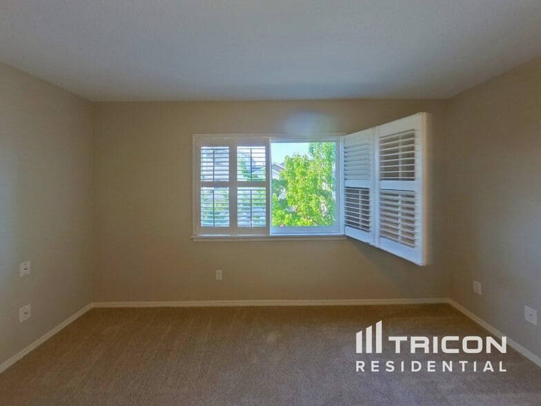 Building Photo - 1811 NE 89th Cir