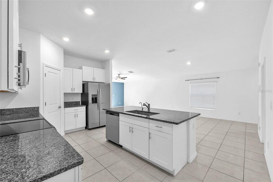 Building Photo - 5518 Blue Azure Dr