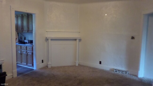 Building Photo - 3 br, 1 bath Triplex - 125 North Chestnut ...