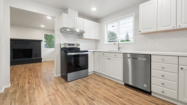 Building Photo - Updated 2-Bed Home Near Parks, Transit, and Light Rail