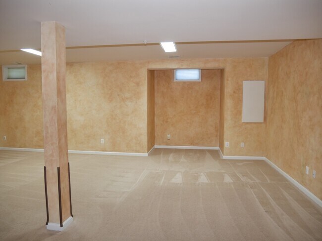 Building Photo - Gorgeous Former Model 4 Bed 2.5 Bath Townh...