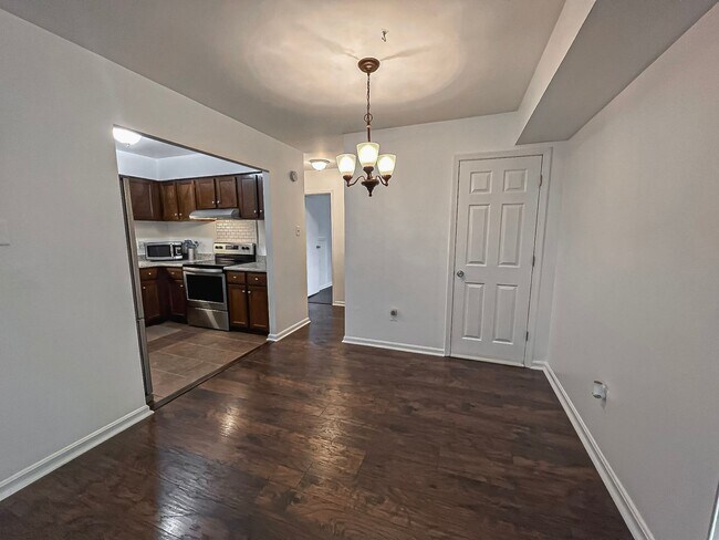 Building Photo - A Gorgeous 1 Bed 1 Bath Unit With Patio In...