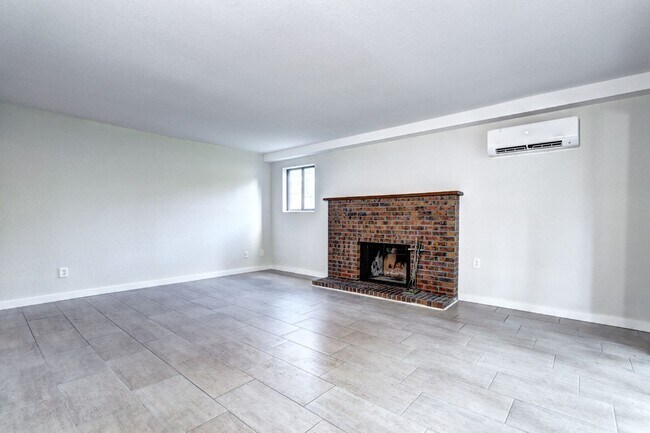 Building Photo - Updated 2 Bedroom 2 Bath Condo With Pool A...
