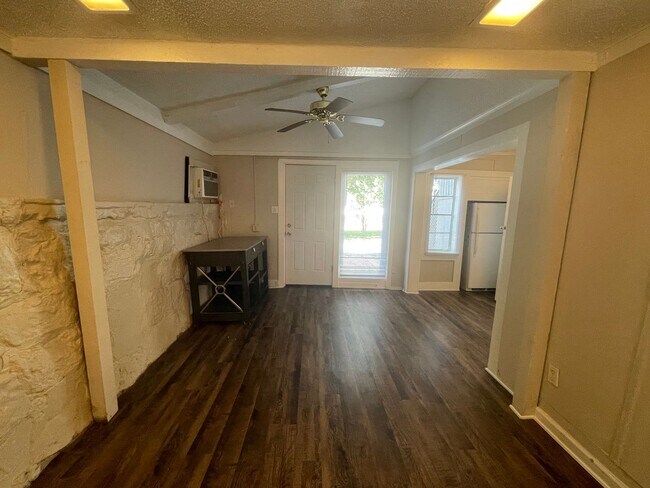 Building Photo - ((FREE RENT)) Cozy 1 Bedroom 1 Bath  Downs...