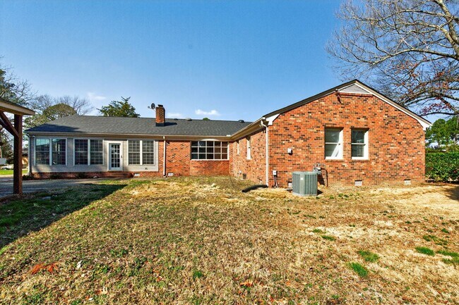 Building Photo - 2305 Lakewood Ln