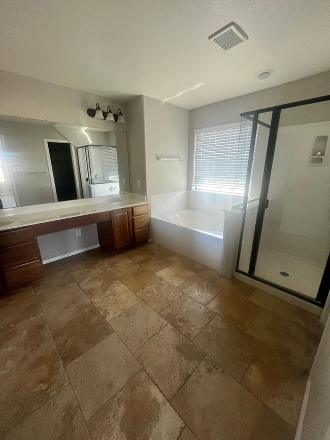 Building Photo - Rare Huge 5 Bedroom Off Crystal Falls