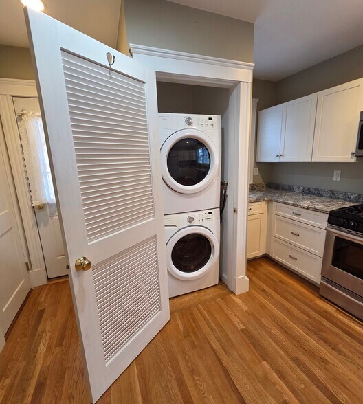 Building Photo - 37 Pine St