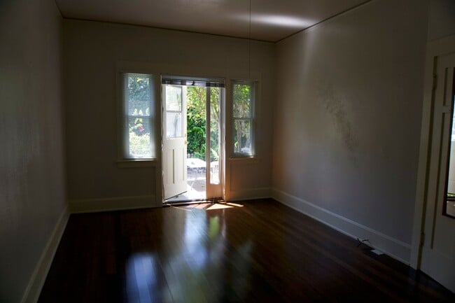 Building Photo - *** Unit is not available for showings until 01/01/2026 ***