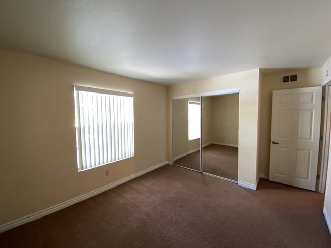Building Photo - 3 Bedroom 2 bath condo located on second floor.